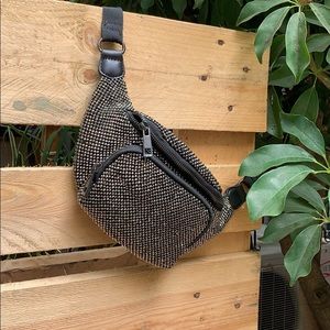 THE CUTEST fanny pack 🖤